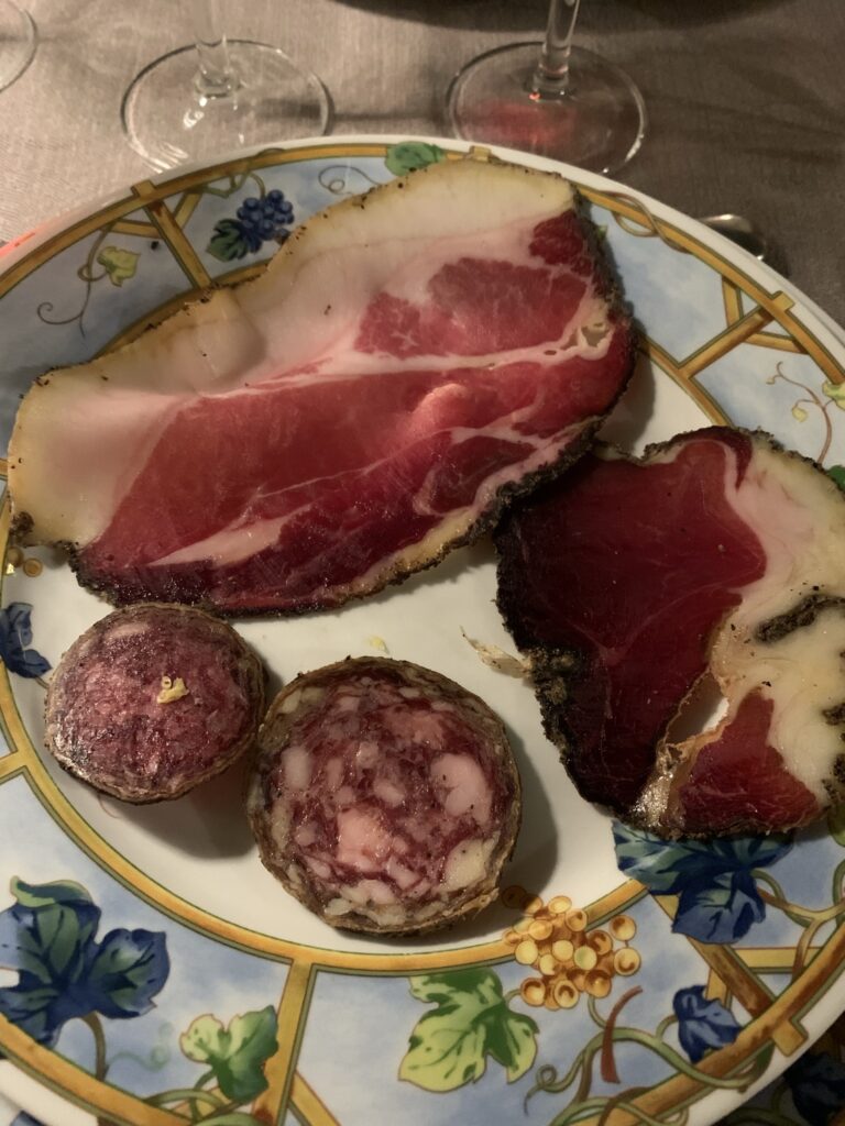 Charcuterie corse traditionnelle dégustée en hiver, avec coppa et saucisson, illustrant la gastronomie authentique de Corse en février.